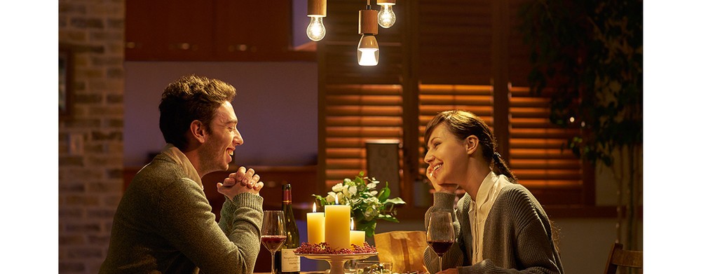 ダイニングも光と音を融合させた新体験空間に