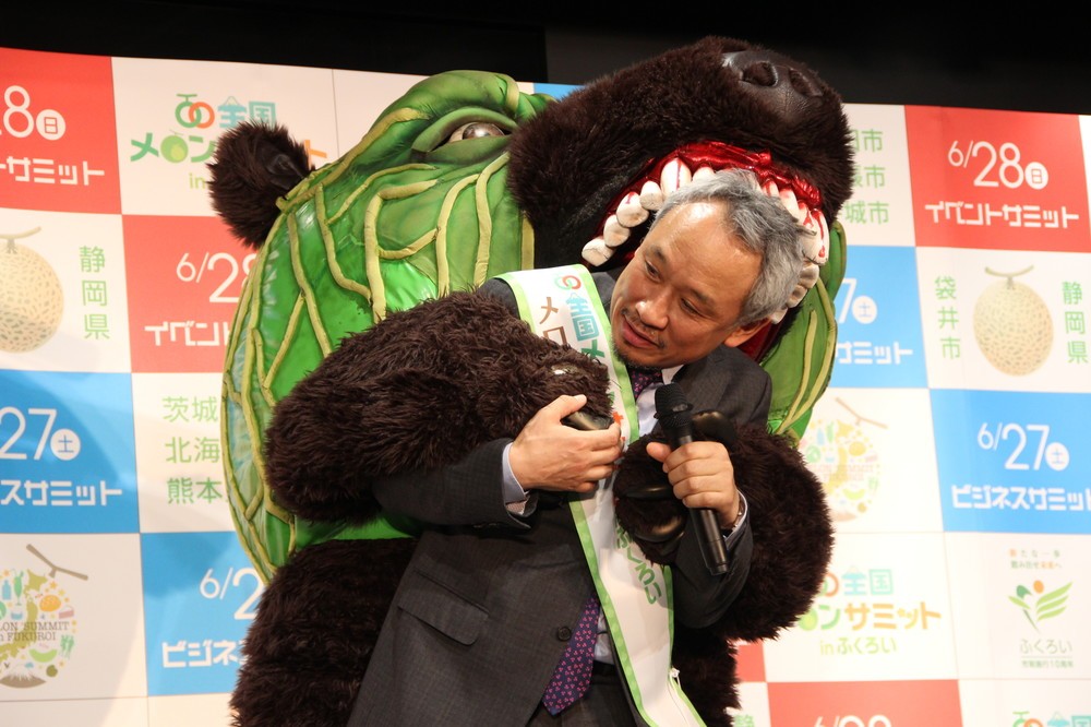 獅子舞のごとくかみつく「メロン熊」