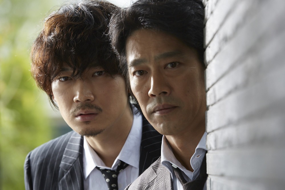 家族を張り込む2人