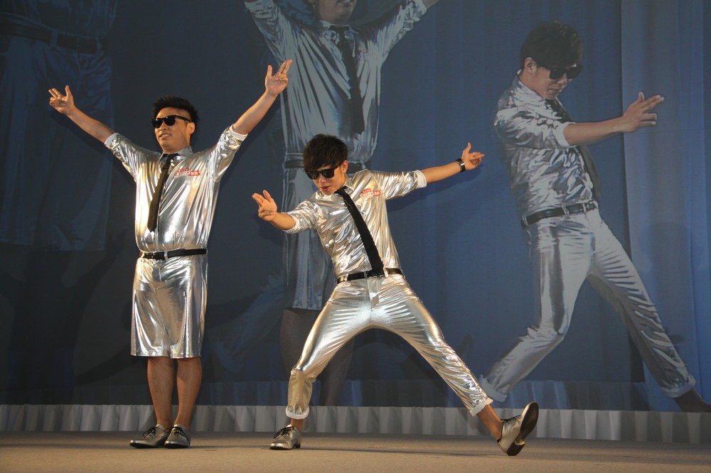 銀色の衣装で登場