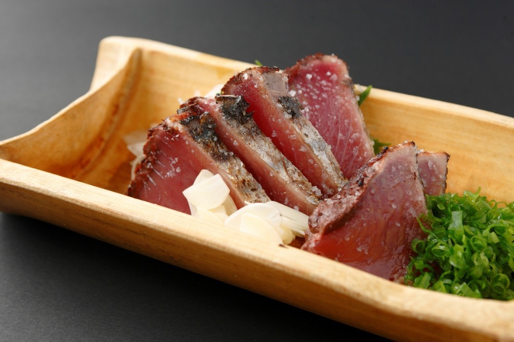 塩と薬味はニンニクで食べるカツオのタタキ