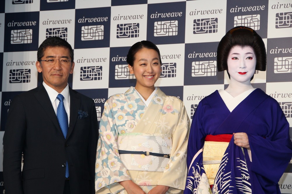 高岡本州・エアウィーヴ会長（左）、真生さんと並んで笑顔の浅田さん