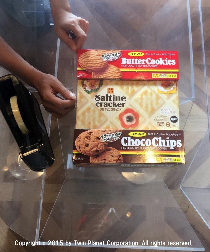 土台作り。箱型のクッキーをセロテープで固定