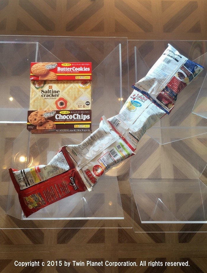 次は枠作り。ポテチを並べてセロテープで固定