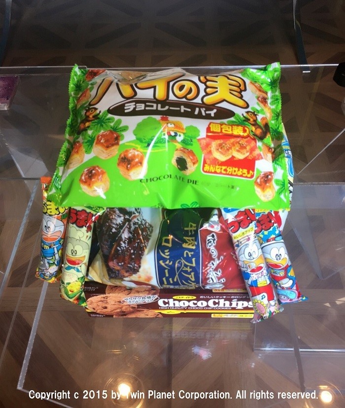 目立ち度アップのため開いた隙間に装飾用のお菓子をポイントで取り付け