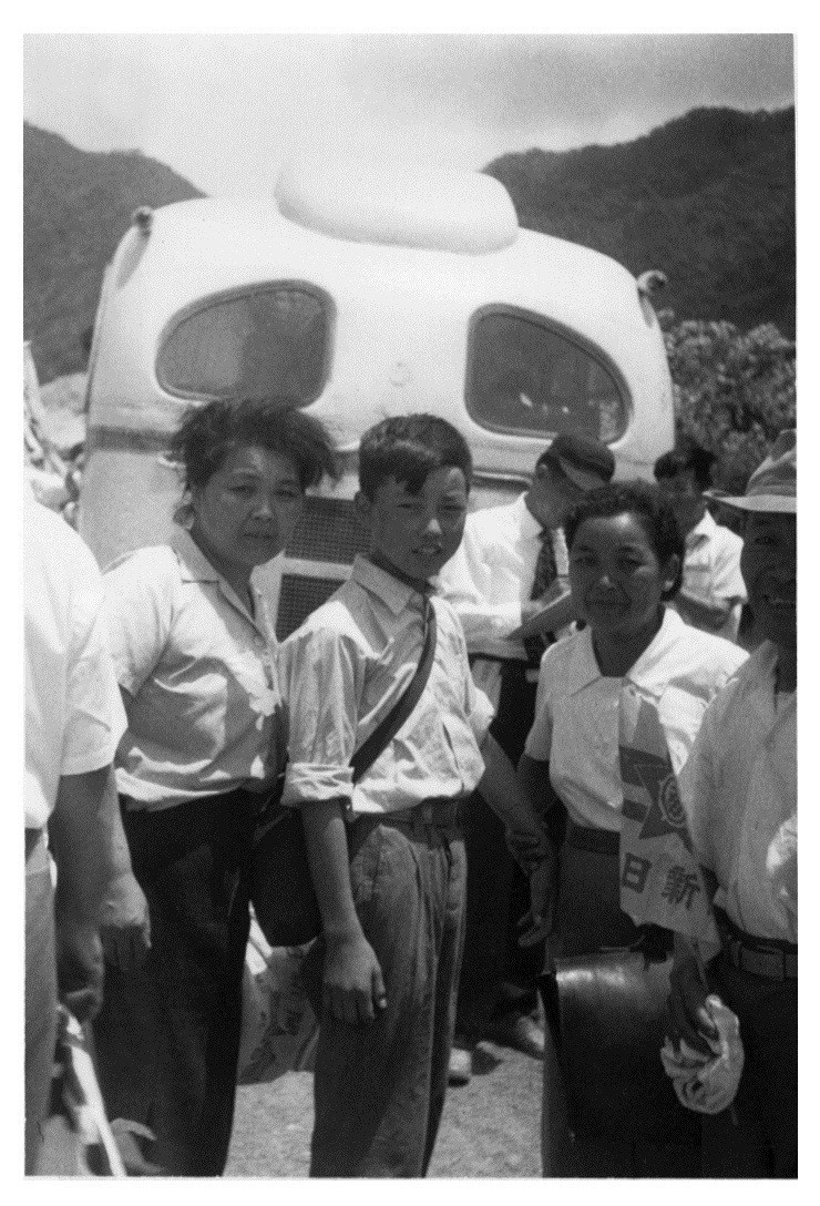 母・キヨ（右）と再会。左は伯母