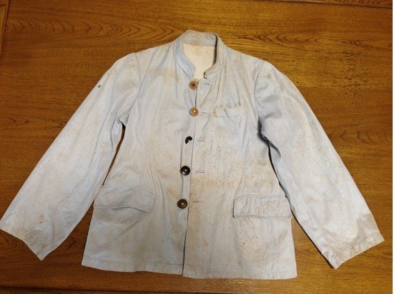 13歳のときに誂えてもらった学生服の上衣。一緒に海を渡ってきた