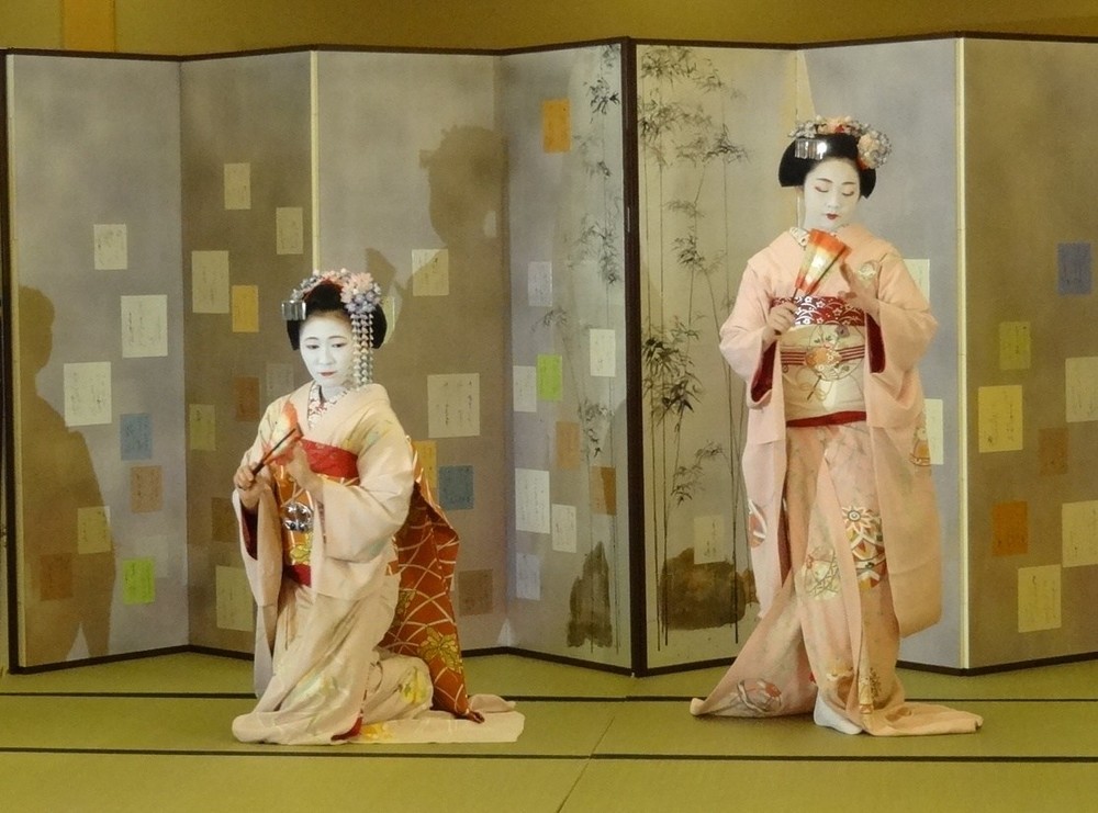 舞妓2名による舞の披露　　写真提供：（公財)京都伝統伎芸振興財団