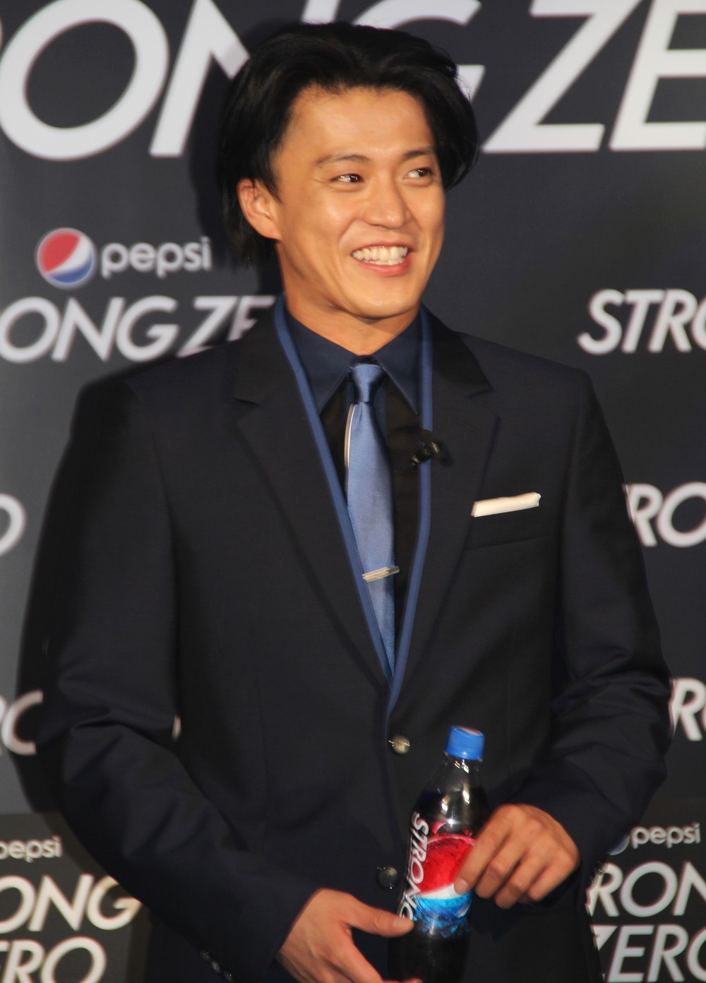 手にしたボトルのキャップを開けようとしたのだが…