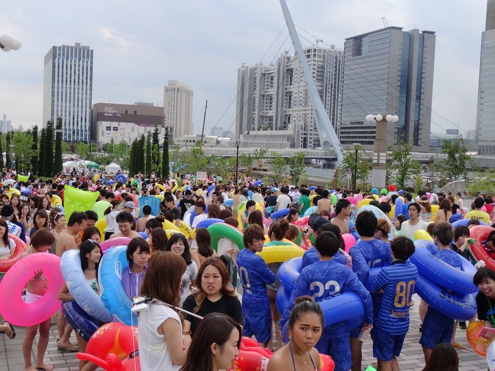 到着するや、溢れんばかりの水着を着用した大勢の人が