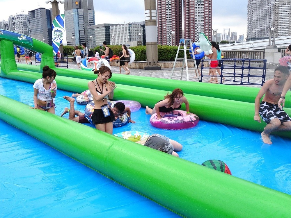 『キャー！　すみませ～ん。あはは』。知らない人達と一体感が味わえるのも醍醐味