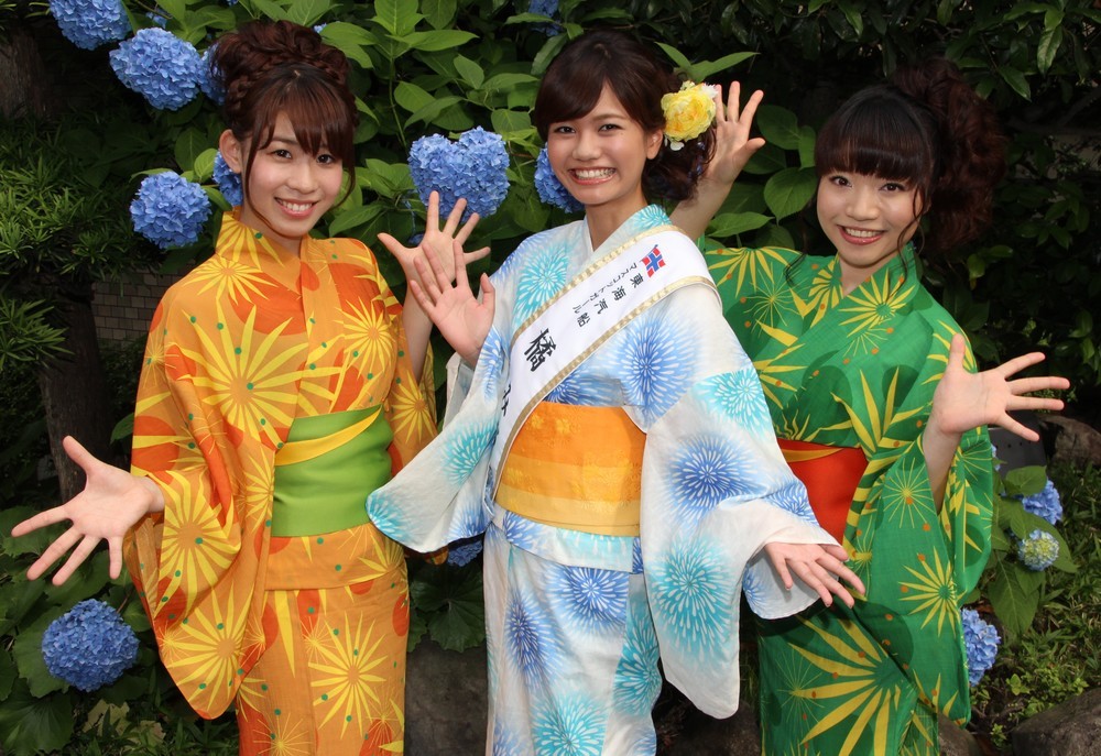 (左から) ゆかたダンサーズの関根綾伽さん、東海汽船マスコットガールの橘みづほさん、ゆかたダンサーズの土肥茉莉さん