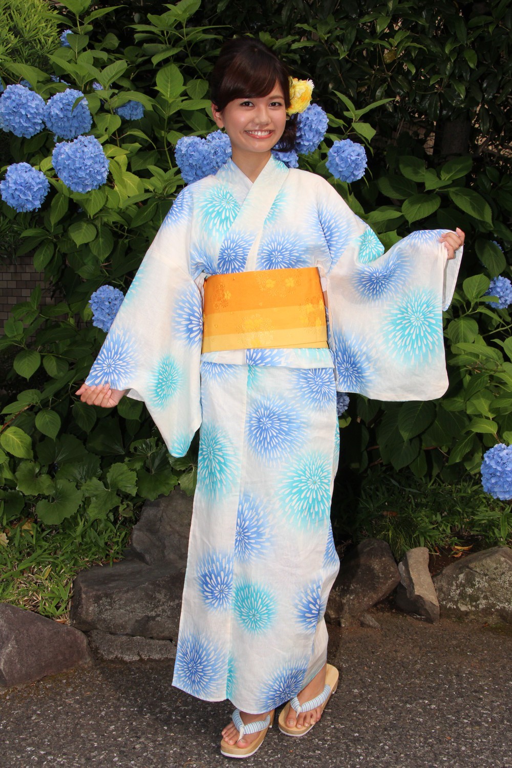 自らデザインした納涼船オリジナルゆかたをアピールする橘みづほさん