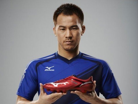 ミズノ、岡崎のスパイク「BASARA 001 TC」の新色レッド×ホワイト発売