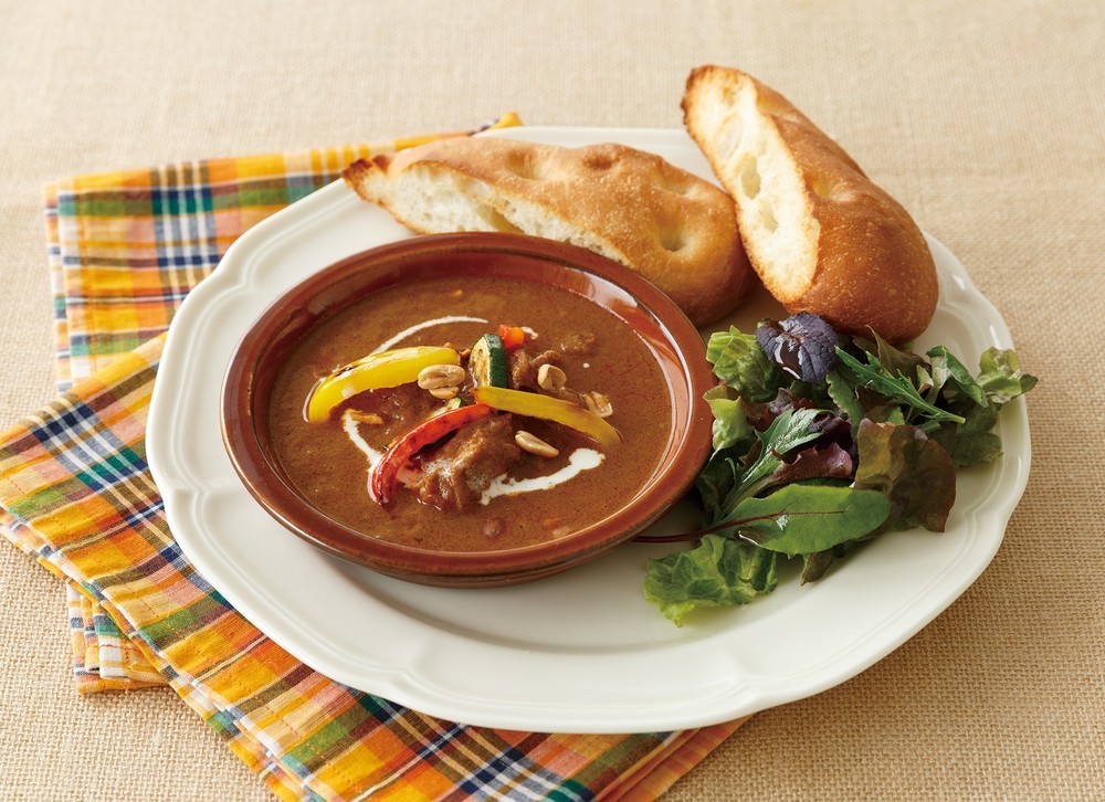 ルーをたっぷり絡めて味わえるようフォカッチャを添えた