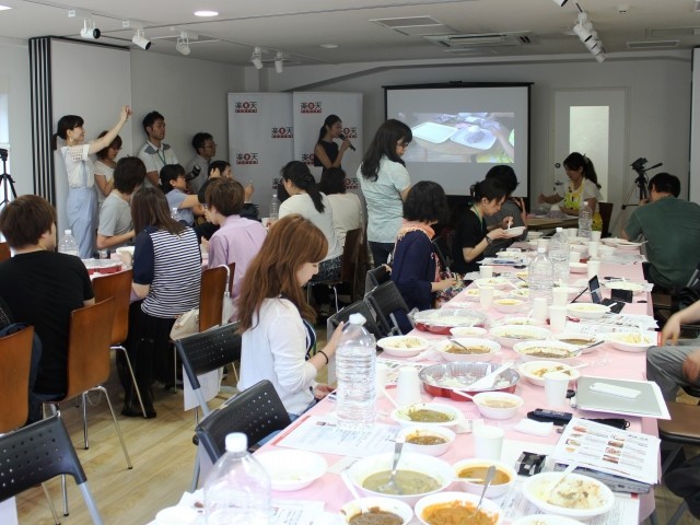 会場では「富士山カレー」実演も