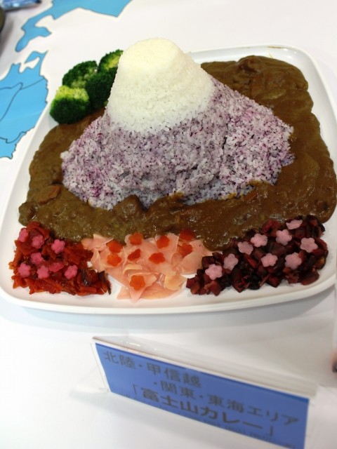 芝桜は漬物、茶畑はブロッコリーで表現（富士山カレー）
