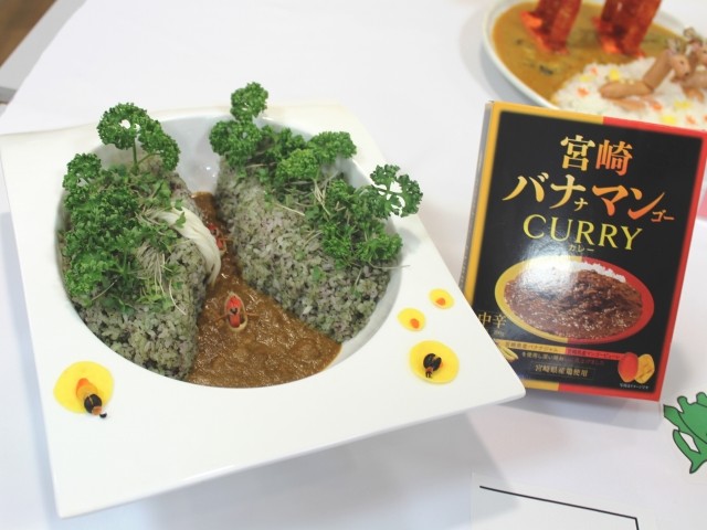 カレーの川をボートで下る（高千穂峡カレー）