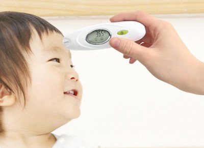 額や耳で体温測定可能、乳幼児でも簡単に検温　ドリテックから赤外線体温計「TO-300」