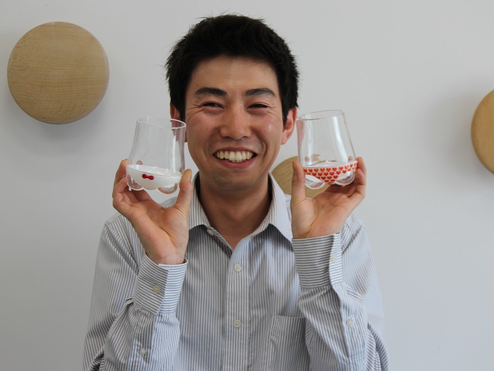 第3弾の「ハートフル」(右)と第1弾で発売した「リボン」を手にするパンティグラスの作者、ガラス作家の石井洋平さん