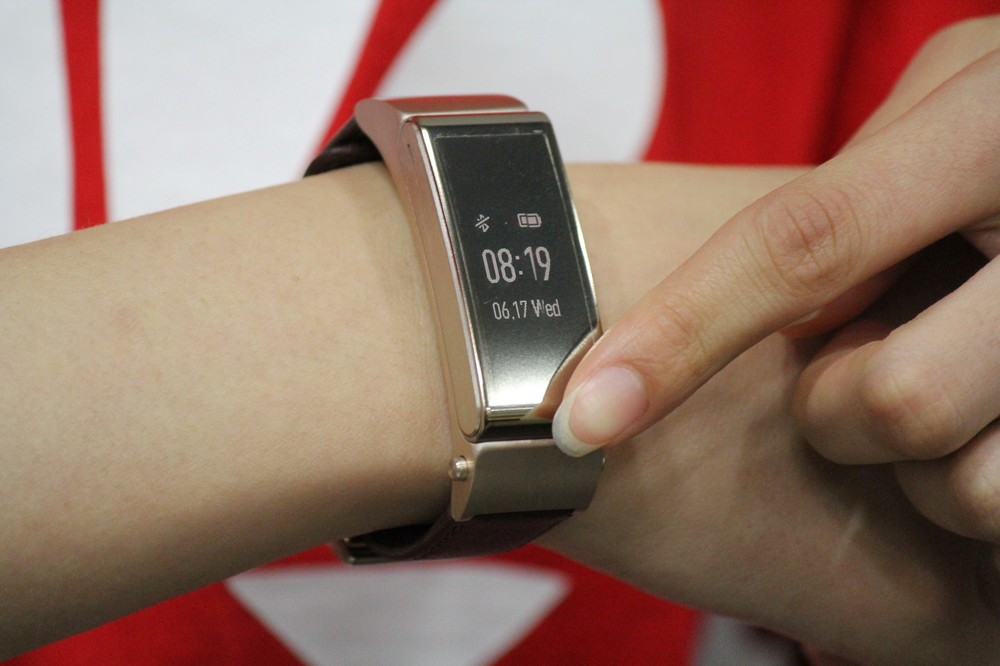 「TalkBand B2」は腕時計型のウェアラブル端末　エクササイズ機能が充実