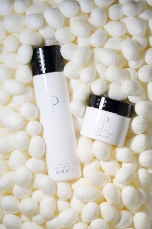 7月1日発売の「コモエース プレミアムエクセレントローション」（左）と「コモエース プレミアムエクセレントクリーム」（右）