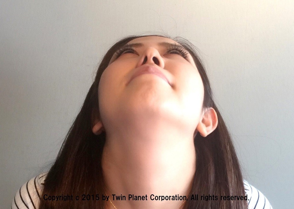 あきらかに左側だけ鼻が高くなっているじゃねーか