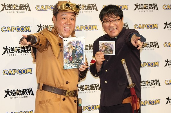 山崎さんと竹山さんがゲームの衣装で登場