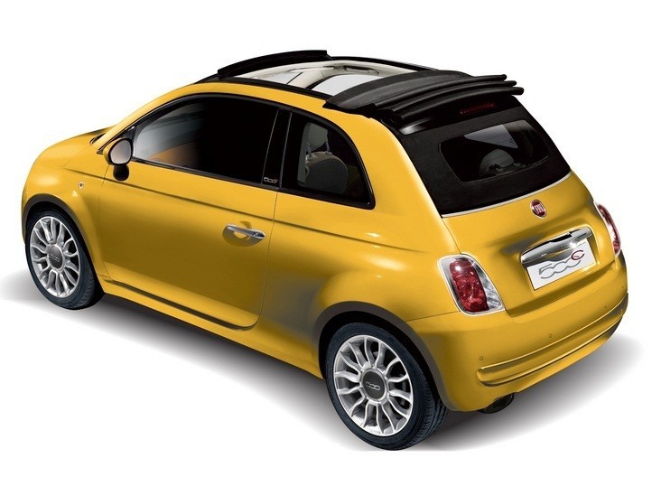 スイッチひとつで開閉できるおしゃれなルーフが装備