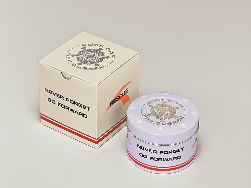 専用パッケージは救助隊のヘルメットをモチーフにしており、「鋭い目で要救助者を見つけ出し、一度つかんだら決して離さない」という救助隊の姿勢を表すイーグルロゴをデザイン