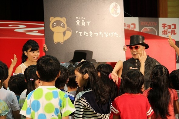 小島さんは子どもたちと協力して謎解きに挑戦