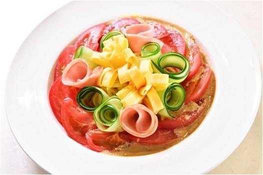 99.9％除菌したまな板で作る「ごまだれ花束冷やし中華」　P&G「除菌ジョイ」とみきママのレシピコラボ