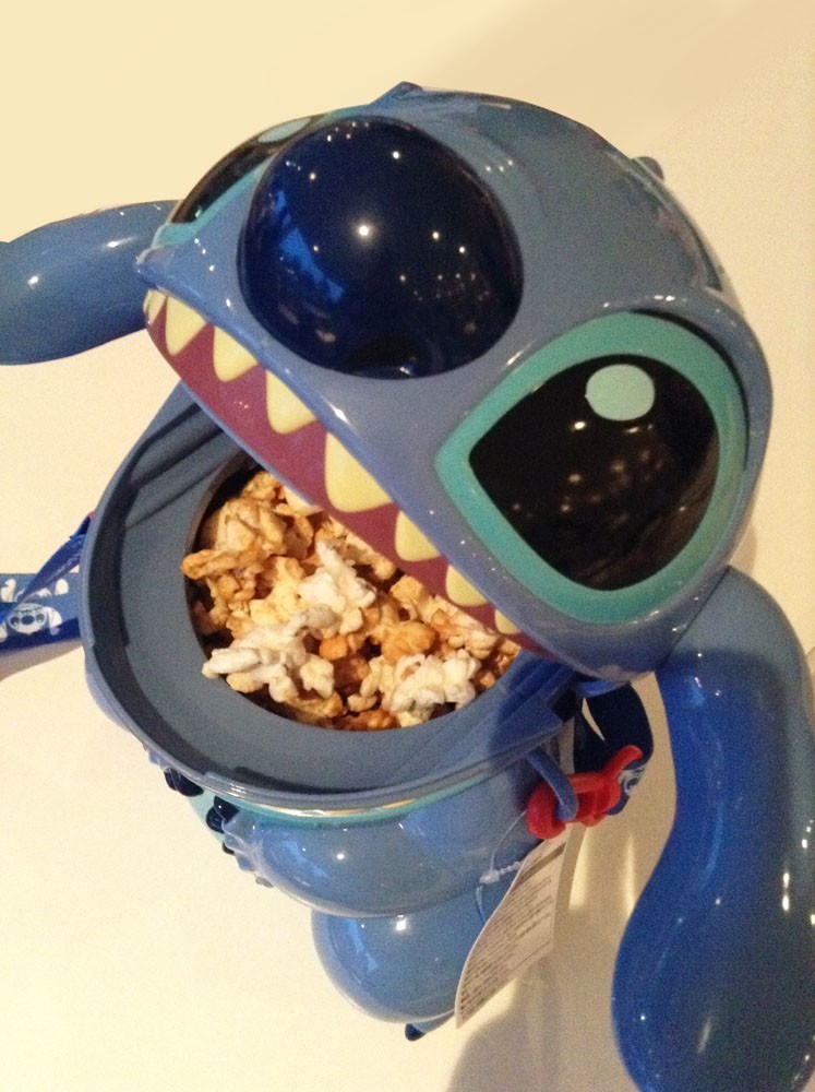 大きな口をぱっくり開けるとポップコーンが入っているスティッチのバケット