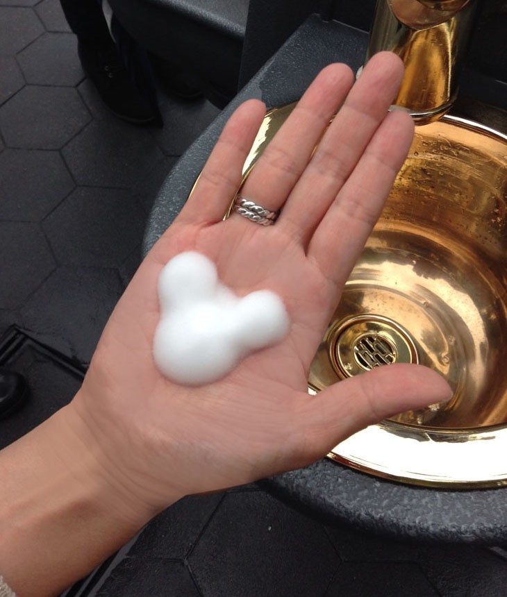 ふわふわの泡がミッキーの形になり手のひらに広がる