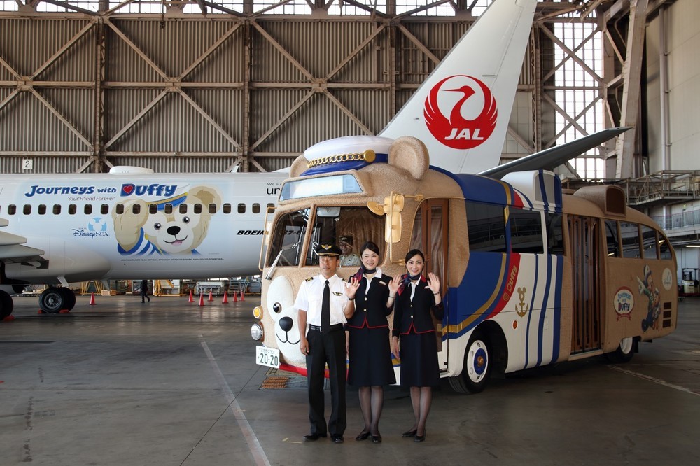 ディズニーシー「ダッフィー」が空を飛ぶ　JALが特別機お披露目