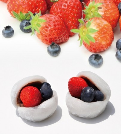 ブルーベリーも入った「夏いちご大福」　冷やしてもやわらかい