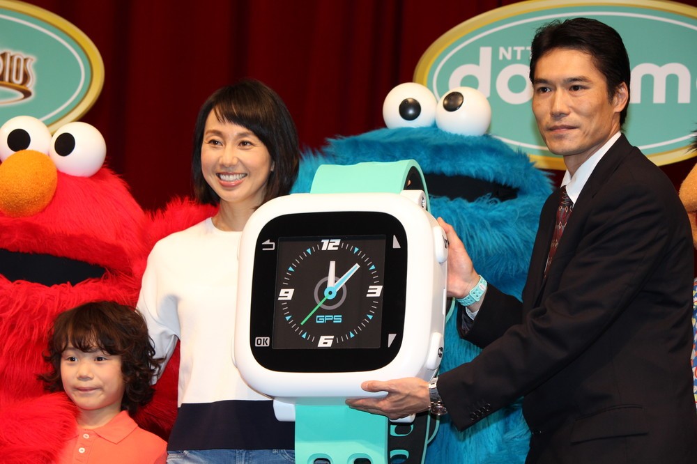 USJで東尾理子、子ども見守る「ドコッチ」に感激「夫にも着けさせたい」