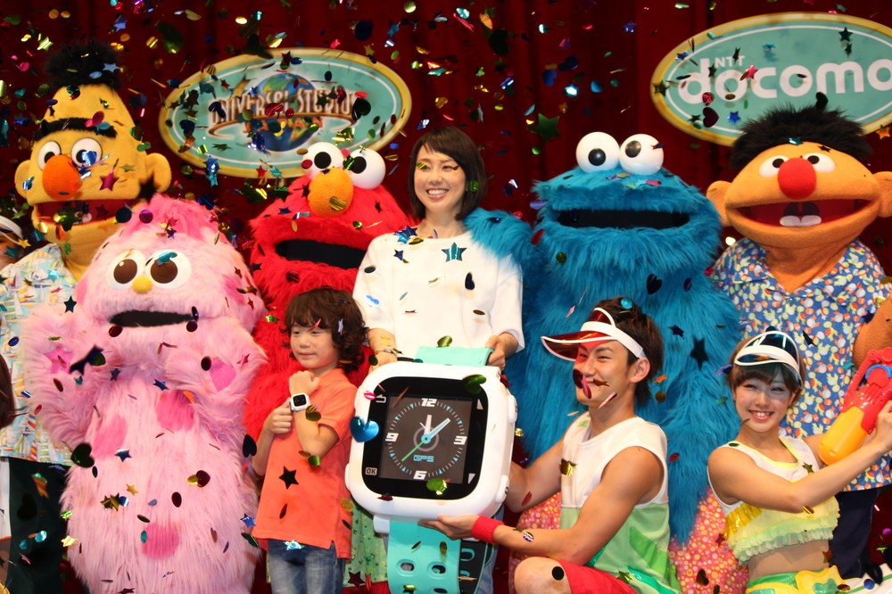 紙吹雪が舞うなか、セサミ・ストリートのキャラクターたちと記念撮影