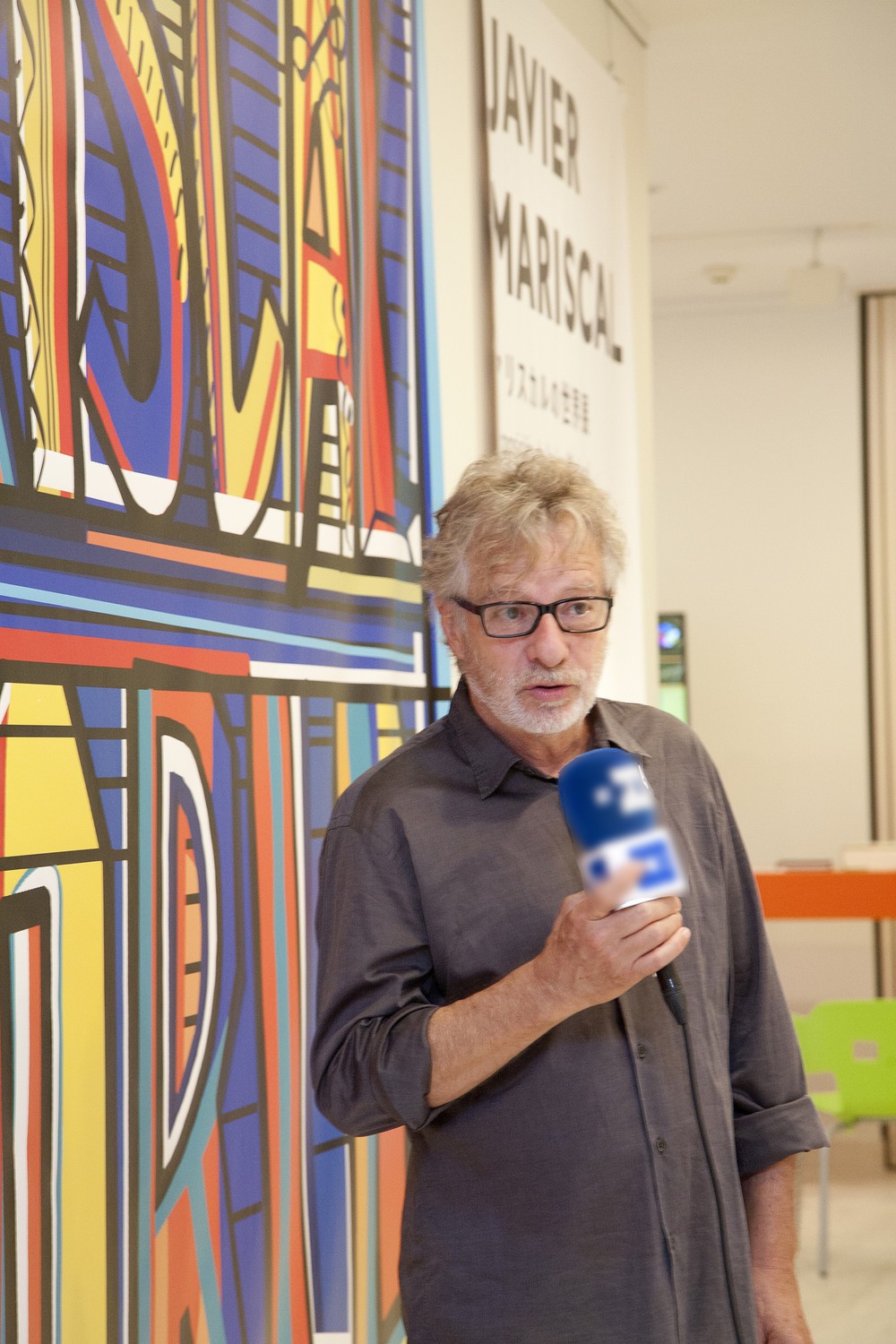 オープニングレセプションであいさつするマリスカル氏