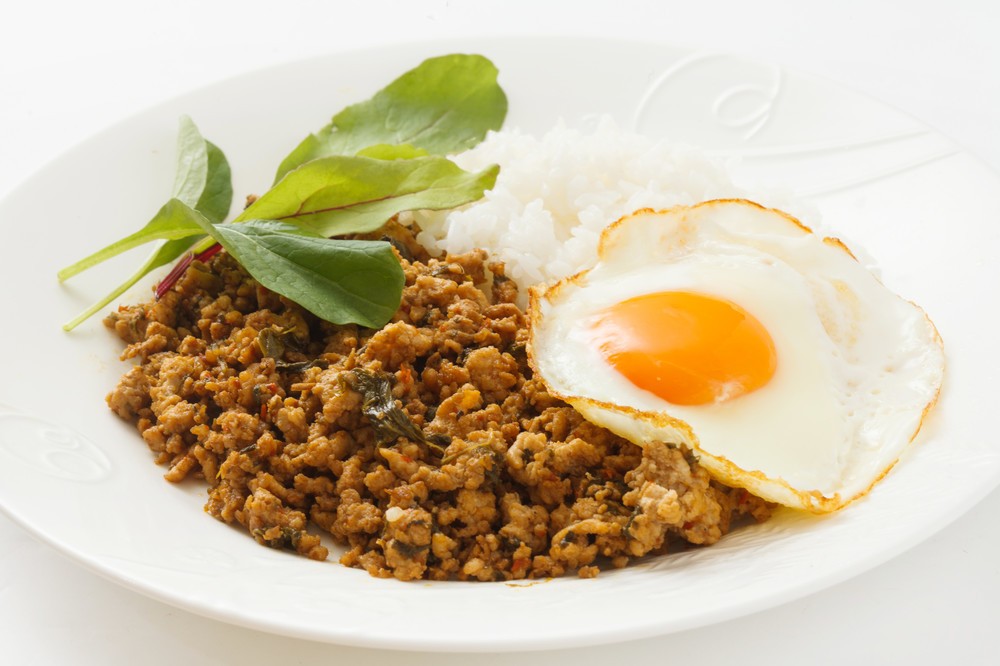 肉などを炒め、ご飯と盛り付けたタイ料理「ガパオライス」