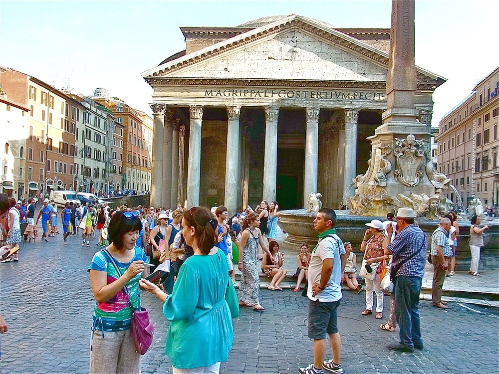 ローマ市内、マルス広場のパンテオン神殿で取材する田島さん（手前、左）