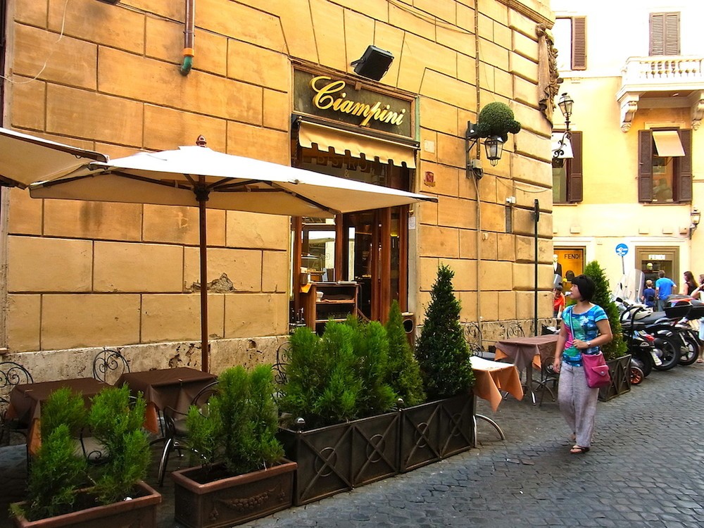 ローマの老舗カフェテリア、チャンピーニの近くで。田島さんはイタリアの旅や食、暮らしなどについて取材活動を続けている