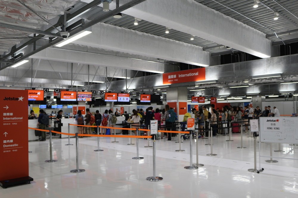 真新しいチェックインカウンター