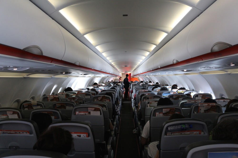 機内は左右3列ずつ