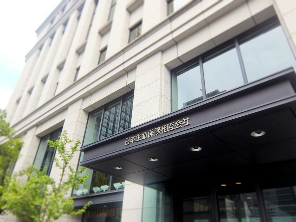 同ビルの外窓にはライトアップが施される