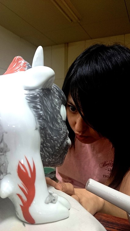 「狛犬」を制作する小松さん