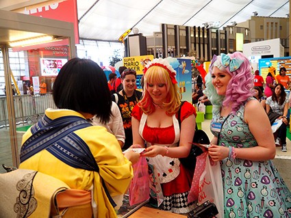 小松さん(背中)と英国のファンたち