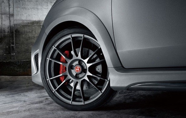 OZ Racing製の軽量18インチアロイホイール