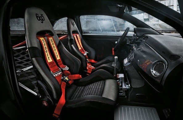 日曜日はサーキットへ、月曜日はオフィスへ