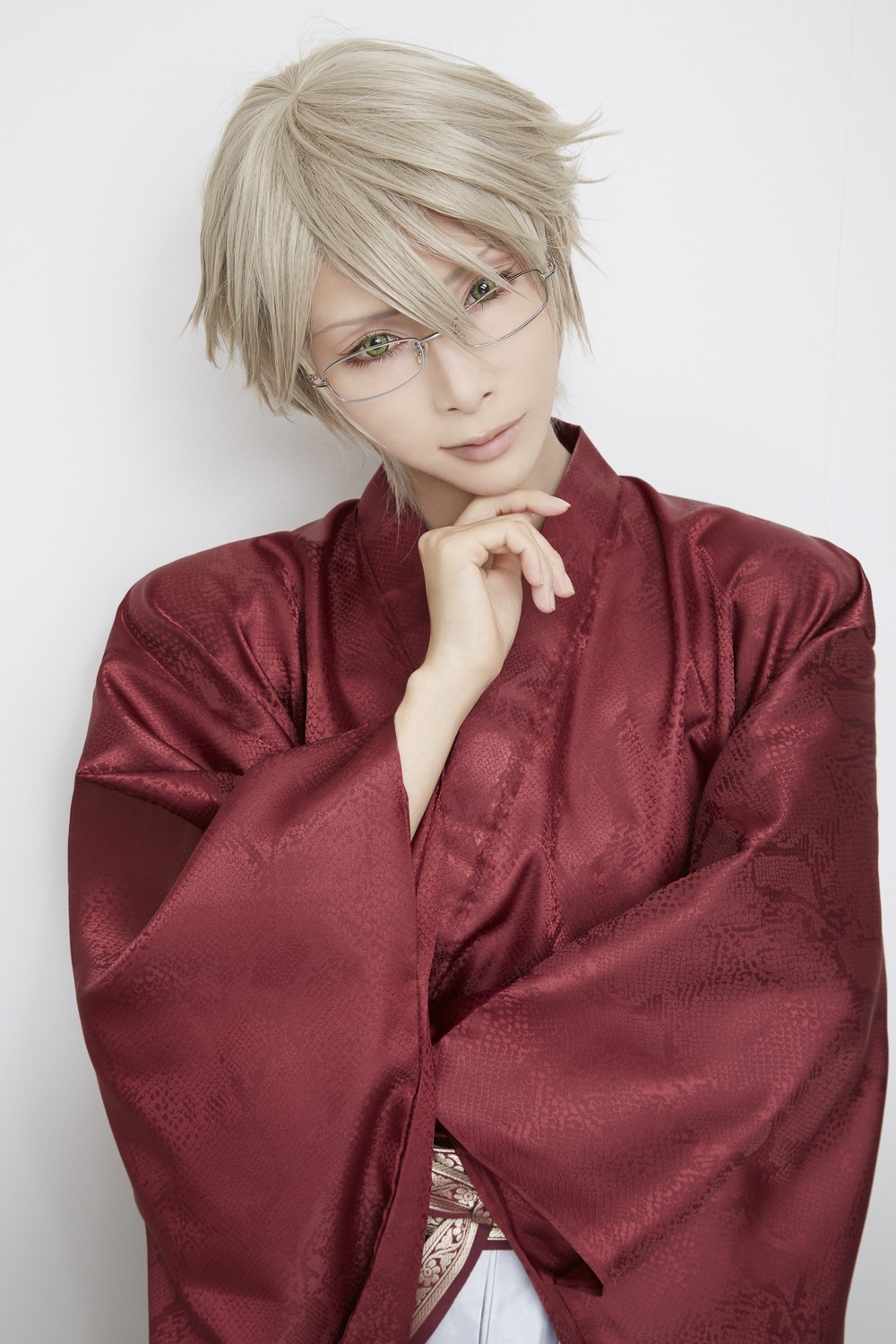 男装のロゼさん　ウェブ動画では通信アプリ上で会話を繰り広げる